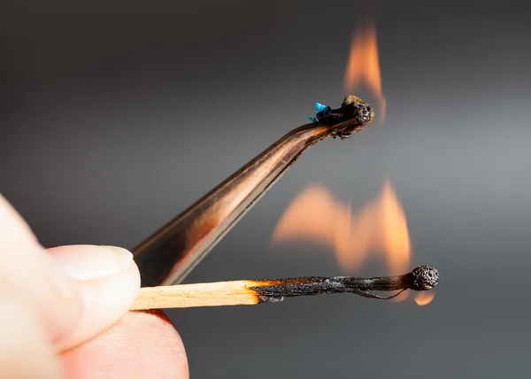 Cocok dengan nyala api sampel jaringan poliamida — Stok Foto