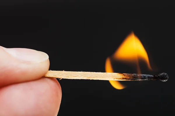Dedos com fósforo de madeira ardente — Fotografia de Stock