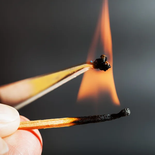 Cocokkan nyala api membakar sampel jaringan sintetis — Stok Foto