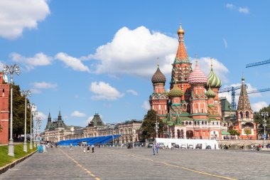 tourists on Vasilevsky Descent in Moscow
