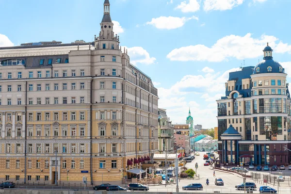Balchug street and Raushskaya embankment in Moscow — Stok fotoğraf