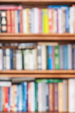 kitap rafları arka plan bulanık