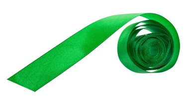 Yeşil saten ambalaj bandı üzerinde beyaz izole