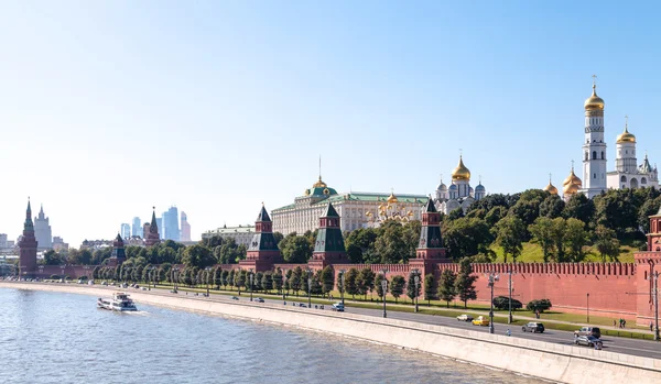 Panoramic view of The Kremlin embankment in Moscow — Stok fotoğraf
