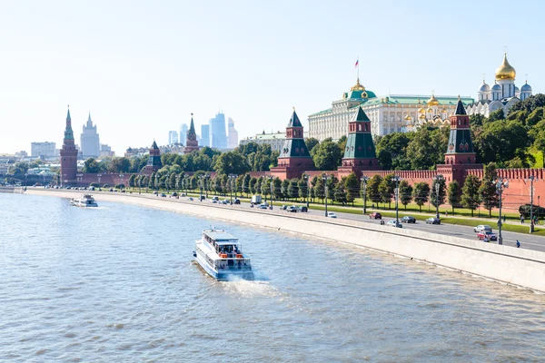 Boats in Moskva River near Kremlin embankment — Stockfoto