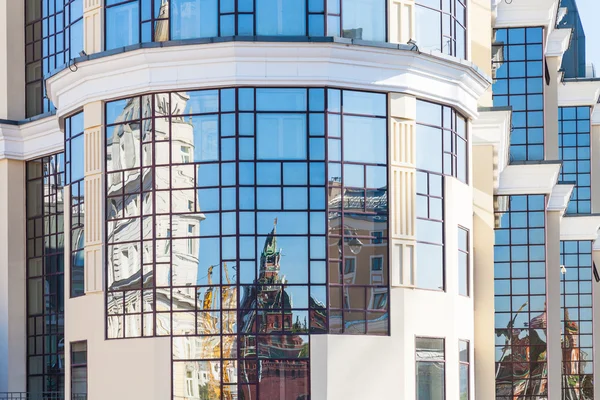 Reflection of Kremlin towers in modern building — Zdjęcie stockowe