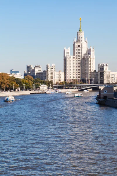 Río Moskva y rascacielos en Moscú —  Fotos de Stock