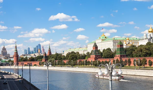 Kremlin and Sofiyskaya Embankments of Moskva River — ストック写真