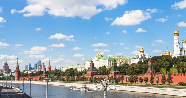 View of Kremlin embankment from Moskva River — Stok fotoğraf