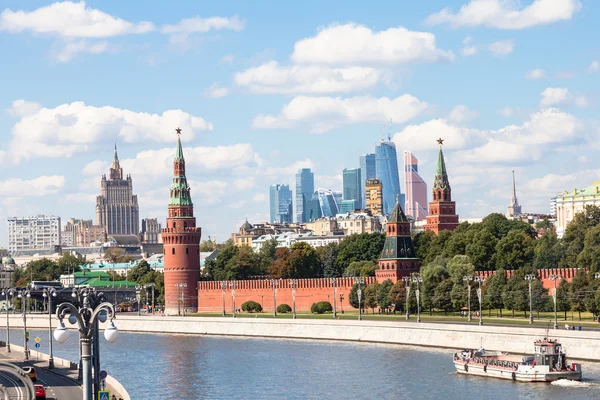 Kreml, Böschungen, Wolkenkratzer, Moskauer Stadt — Stockfoto
