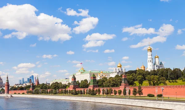 View of Moscow Kremlin from Moskva River in summer — Stock fotografie