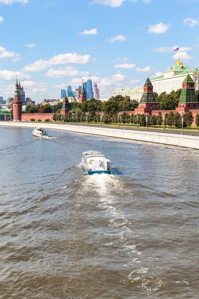 Boat in Moskva River, Kremlin, Moscow City — Stockfoto