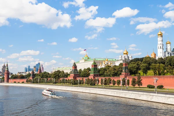 Moscow Kremlin and embankment along Moskva River — Stock fotografie