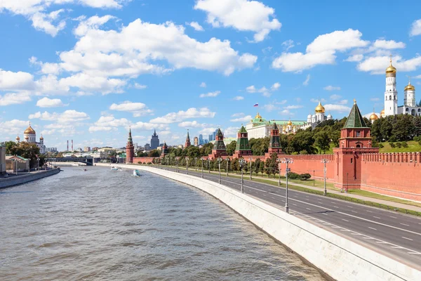 Terraplén del Kremlin a lo largo de Moskva Riverin Moscú —  Fotos de Stock