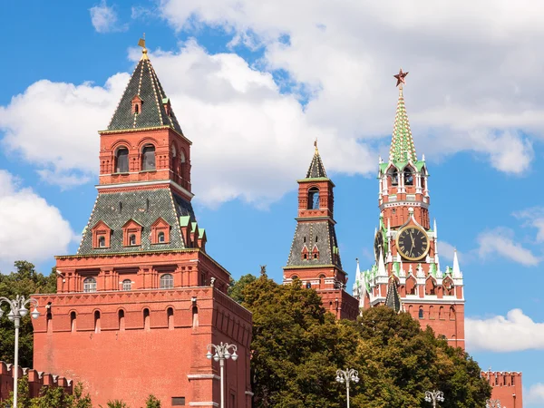 Башни Московского Кремля на Красной площади — стоковое фото