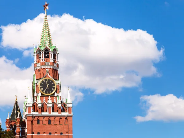 Uhr Turm von Moskauer Kreml und weiße Wolke — Stockfoto