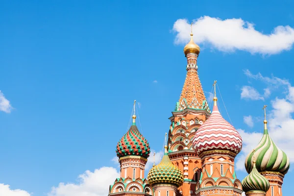 Basilikum-Kathedrale auf dem Roten Platz in Moskau — Stockfoto