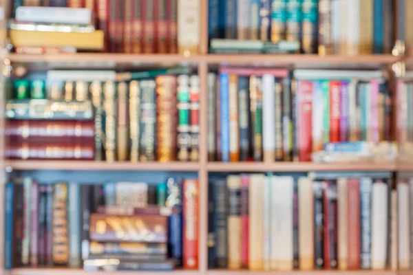 Verschwommener Hintergrund aus Büchern im Bücherregal — Stockfoto