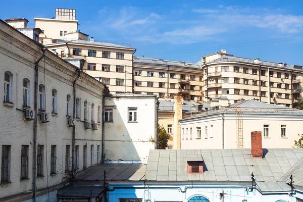 Vecchie case nel cortile interno a Mosca — Foto Stock