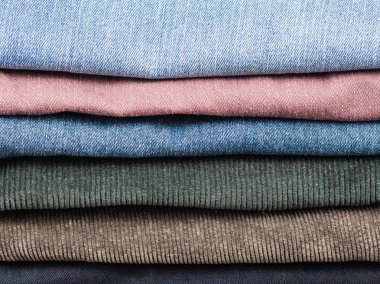 yığın çeşitli kot pantolon ve kadife pantolon