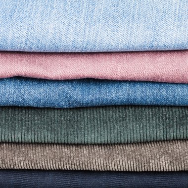 yığın farklı kot pantolon