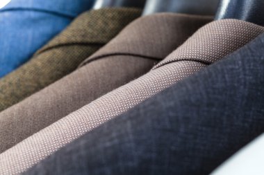 Askı üzerinde atelier terzilik içinde bitmiş ceketler