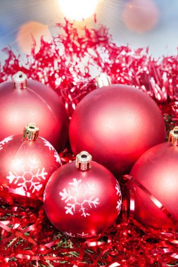 Xmas kırmızı baubles ve tinsel mavi zemin üzerine