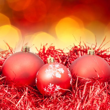 Kırmızı Sarı arka plan bulanık Xmas kırmızı topları