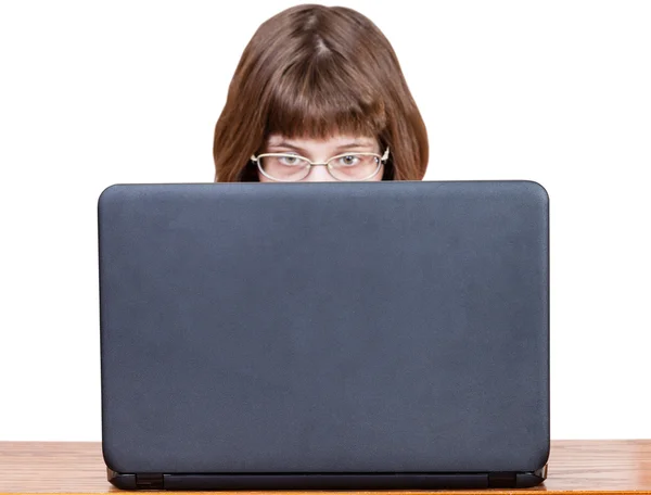 Meisje met bril leest van laptop scherm — Stockfoto