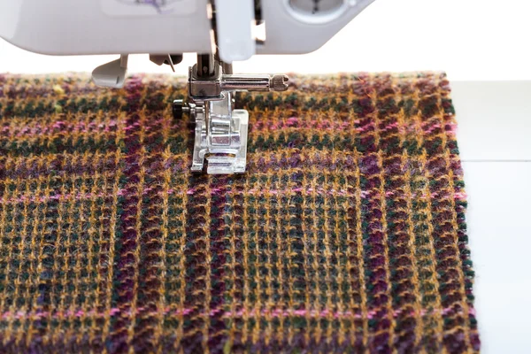 Ступня швейної машини на вовняному текстилі — стокове фото