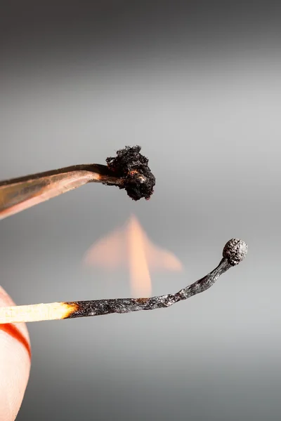 Meczu płomień zapala jedwab próbki — Zdjęcie stockowe