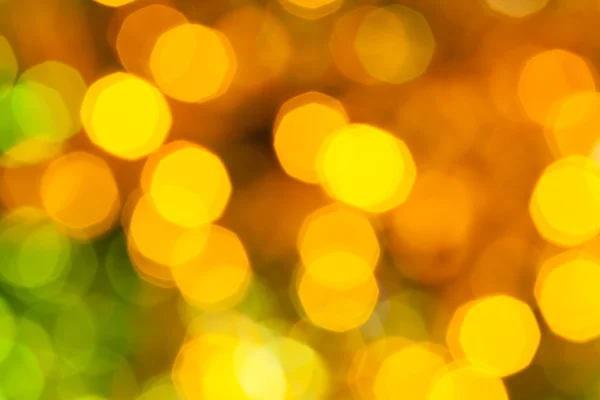 暗黄色和绿色闪闪发光的圣诞灯饰 — 图库照片