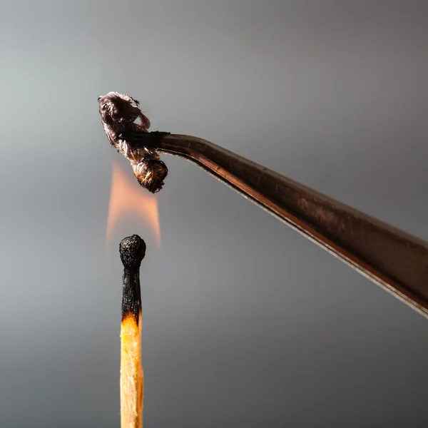 Jogo chama incendeia fios de algodão — Fotografia de Stock