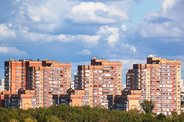 Nubes azules bajas pesadas sobre edificios urbanos modernos — Foto de Stock