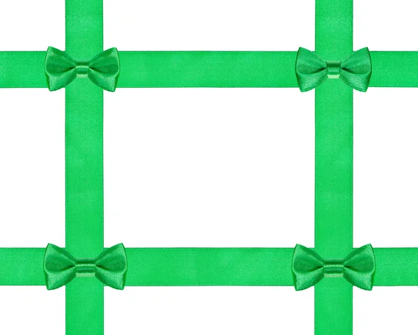 Чотири маленькі зелені бантові вузли на чотирьох атласних стрічках — стокове фото