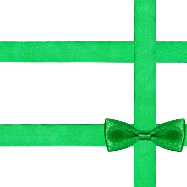 Um grande nó de arco verde em três fitas de seda — Fotografia de Stock