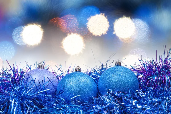 Xmas blauwe ballen op wazig blauwe achtergrond — Stockfoto