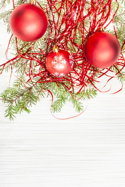 Tres bolas rojas de Navidad y ramita sobre papel en blanco — Foto de Stock