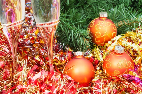 Two glasses with gold Xmas decorations and tree 8 — Stock Photo, Image