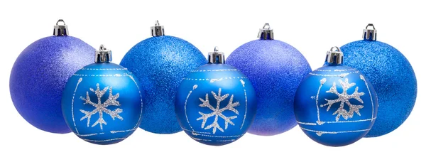 Lijn van xmas blauwe ballen geïsoleerd op wit — Stockfoto