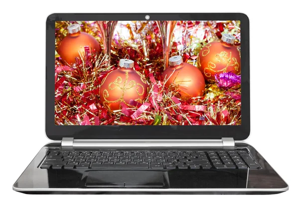 Oranje kerstballen op scherm van de laptop — Stockfoto