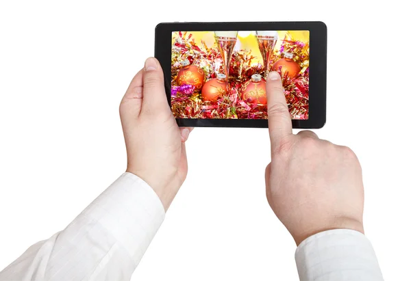 Biznesmen dotyka tablet pc z Boże Narodzenie still life — Zdjęcie stockowe