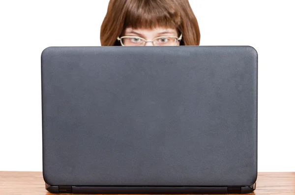 Vista diretta della ragazza con gli occhiali legge dal computer portatile — Foto Stock