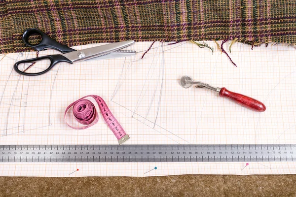 Cutting table with cloth, pattern, tailoring tools — Stock Photo, Image