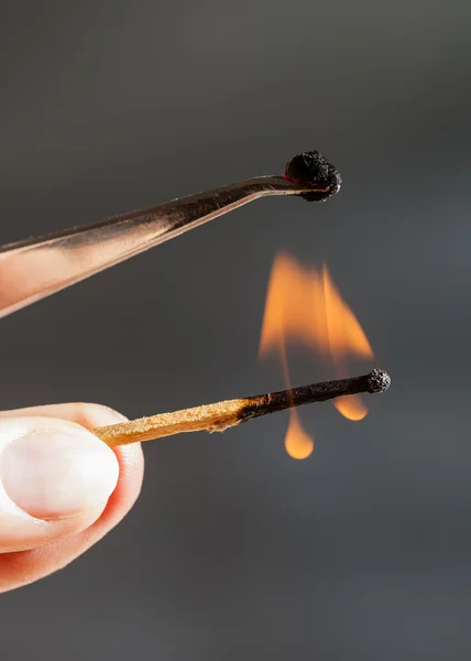 Wedstrijd vlam ontbrandt zijden weefsel monster — Stockfoto
