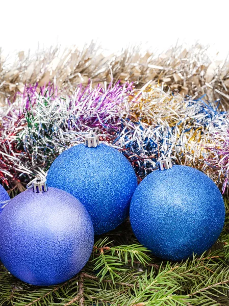 Decoraciones de Navidad azul y violeta en la rama del árbol —  Fotos de Stock