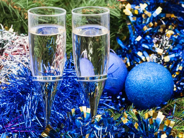 Dvě skleničky s modrou vánočními dekoracemi a strom 3 — Stock fotografie
