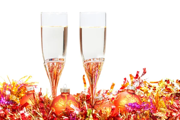 Copos de champanhe e vermelho e laranja bolas de Natal — Fotografia de Stock