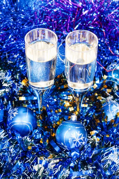 Acima vista taças em azul bolas de Natal e ouropel — Fotografia de Stock