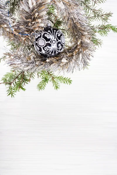 Adorno de Navidad de cristal negro y ramita en papel en blanco — Foto de Stock